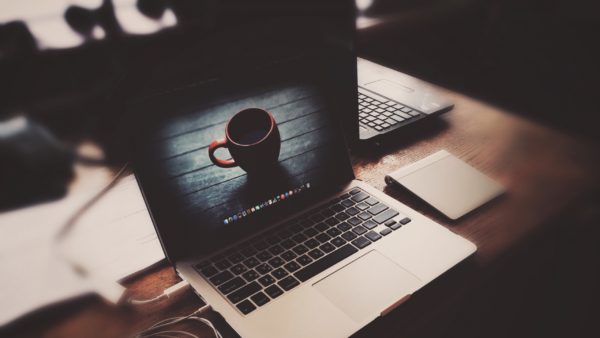 macbook_pro_apple_noutbuk_naushniki_stol_98893_2560x1440
