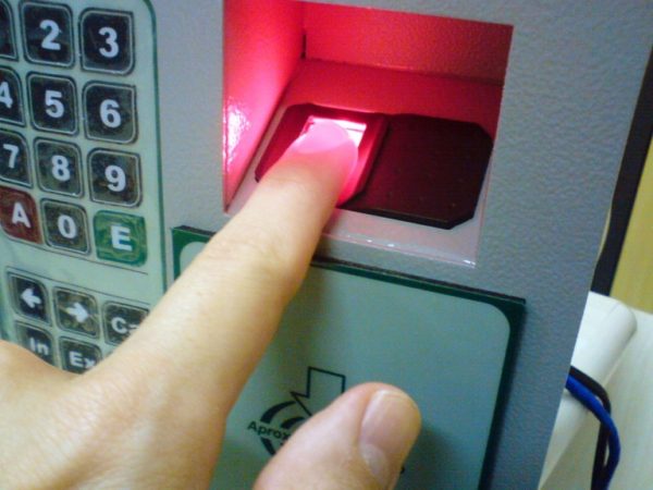 Fingerprint_scanner_identification-768x576